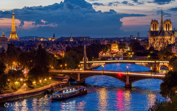 đi du thuyền ngắm tháp Eiffel